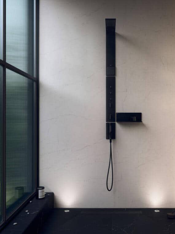 Painel de duche Axor ShowerComposition na cor preto. Inclui chuveiro suspenso, chuveiro de ombro, chuveiro de mão, termostato de chuveiro e mangueira de chuveiro.