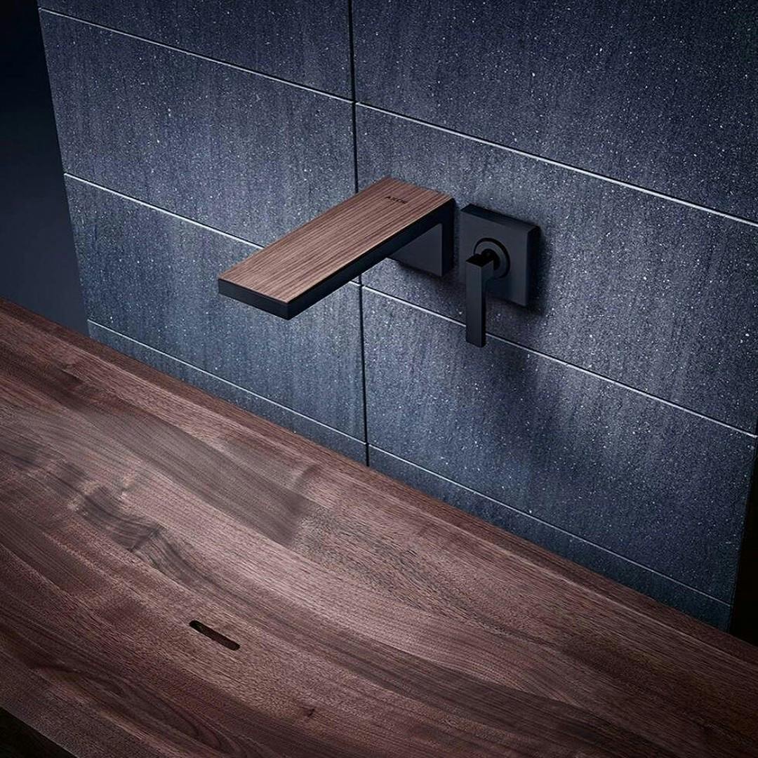 Lavatório com torneira de parede em preto com placa em padrão madeira AXOR MyEdition