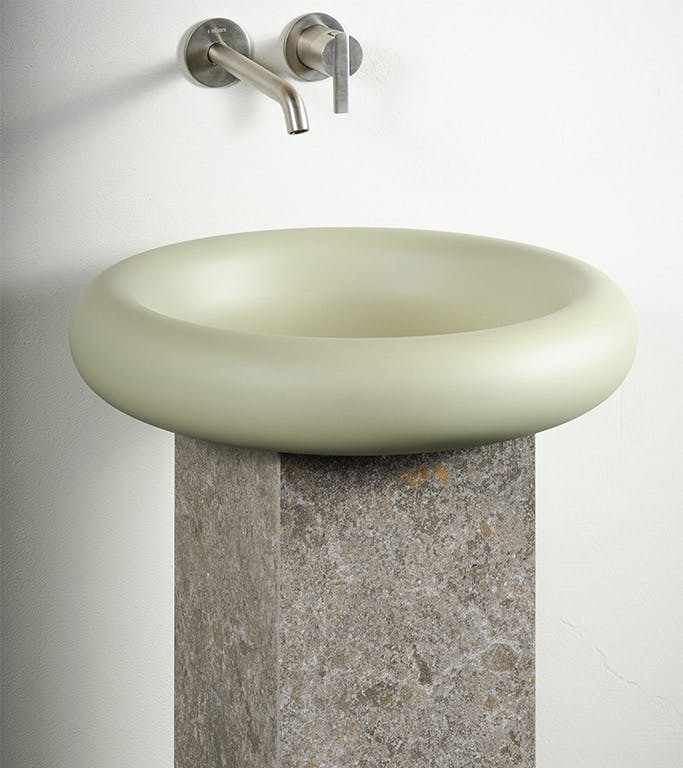 Pormenor de coluna com lavatório freestanding, marca Inbani, coleção Ease