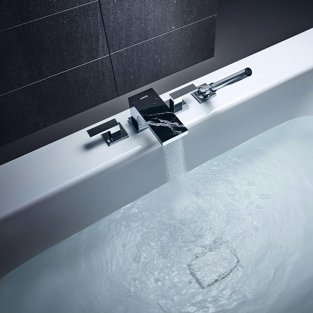 Banheira com torneira de bancada em cromado com placa em padrão mármore AXOR MyEdition