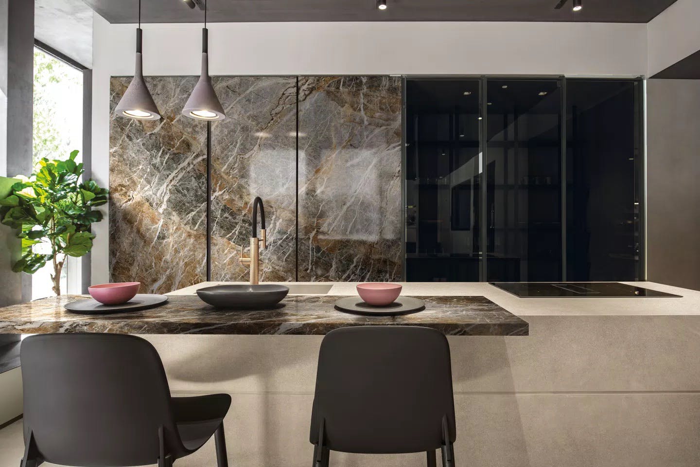 Cozinha com ilha em pedra mármore da marca Florim, coleção Marble, na cor Mountain peak