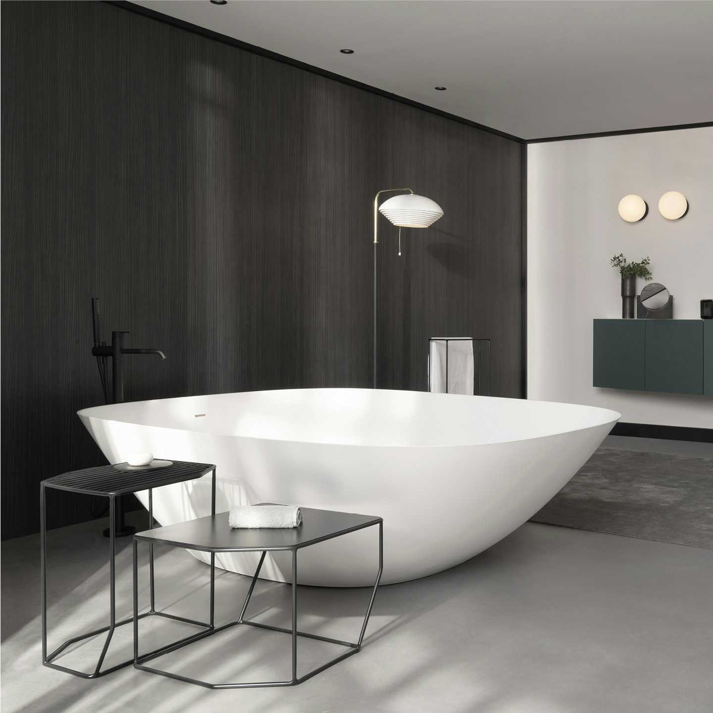 Casa de banho com banheira Forma XL autónoma em branco mate. Inbani, Forma.