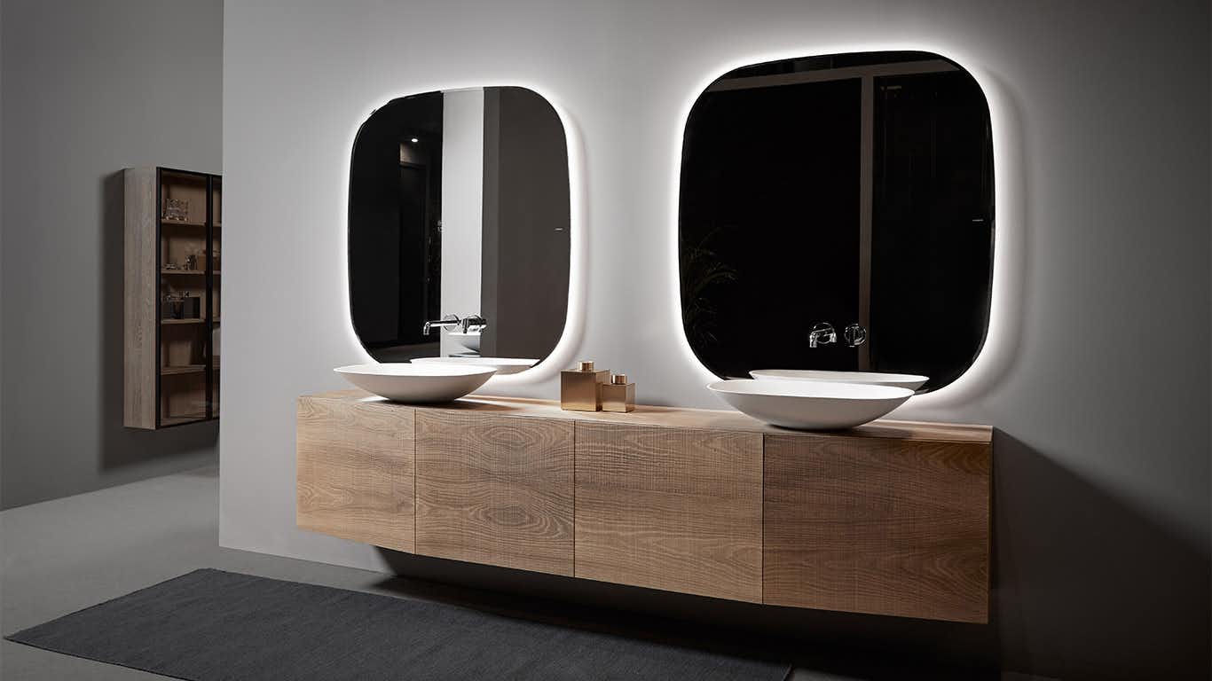 Composição de móvel suspenso com 4 portas e 2 lavatórios superiores Forma em branco mate. 2 espelhos horizontais LED. Inbani, Forma.